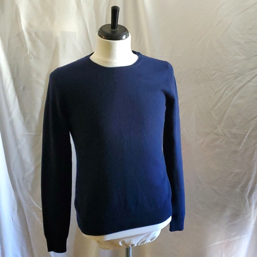 Neiman Marcus 100% Cashmere crew neck sweater